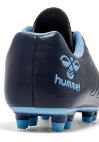 Buty piłkarskie, syntetyczna cholewka w granatowym kolorze, jasnoniebieskie akcenty, teksturowana powierzchnia, detal z logo oraz formowane kołki dla lepszej przyczepności.