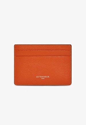 Porte-cartes en cuir orange avec quatre emplacements et un logo embossé en or. La texture est grainée, avec des bords noirs surpiqués.