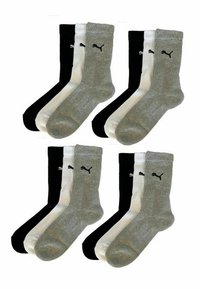 Vier Sätze mit je drei Puma Crew-Socken in Schwarz, Weiß und Grau, in Paaren angeordnet mit dem Puma-Logo auf jeder Socke.