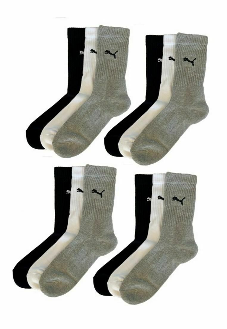 Vier Sätze mit je drei Puma Crew-Socken in Schwarz, Weiß und Grau, in Paaren angeordnet mit dem Puma-Logo auf jeder Socke.