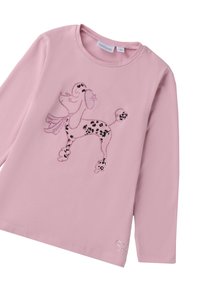 Langärmliges rosa T-Shirt mit einem glitzernden schwarzen Leopardenmuster in Form eines Poodles, mit Rundhalsausschnitt und kleinen dekorativen Akzenten am Saum.