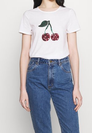 T-shirt en coton blanc avec un motif de cerise orné de strass rouges et noirs, de détails en feuilles vertes et d'un col rond classique.