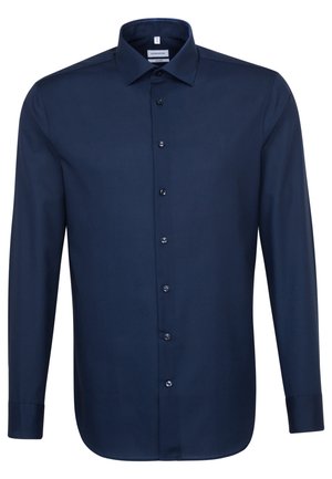 Mørkeblå langærmet skjorte lavet af glat stof, med knaplukning foran, klassisk krave og afrundet kant med knapmanchetter.