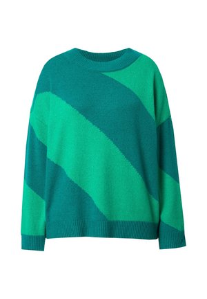 Grøn striktrøje med et diagonalt mønster i forskellige nuancer af grøn, rund halsudskæring og ribkant ved ærmerne og kanten.