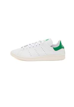 Sneaker in pelle bianca con accenti verdi sul tallone e sulla linguetta. Presenta un design perforato sui lati e una suola in gomma testurizzata.