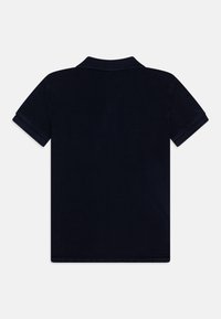 Mörkblå polo skjorta, kortärmad, platt krage, slät textur, med rullade ärmslut och en ren, minimalistisk design.