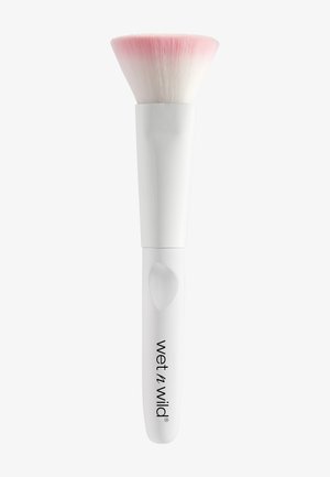 Hvid makeupbørste med tætte, lyserøde børstehår med spidser og "wet n wild" logo på håndtaget mod en lys baggrund.