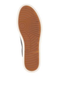 Schwarze Sneakersohle mit einer gumierter Gummisohle, die ein wellenförmiges Profil aufweist, und einer weißen Zwischensohle. Größe 41 auf der Seite gekennzeichnet.