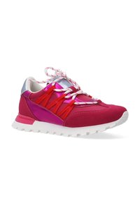 Růžová a červená sportovní bota s nubukovým svrškem, odrazivými stříbrnými akcenty, bílou gumovou podrážkou a multikolorovými vzorovanými tkaničkami.