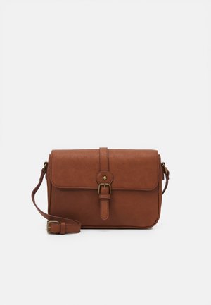 Sac besace en cuir marron avec rabat avant et détail boucle, bandoulière réglable et texture lisse sur fond uni.