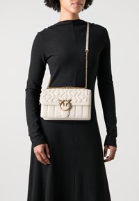 Pinko LOVE ONE CLASSIC - Torba preko tijela - bianco seta/antique gold