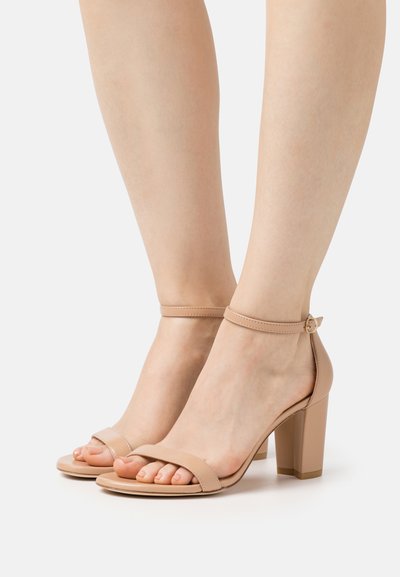 Stuart Weitzman NEARLY - Sandaalit nilkkaremmillä - nude