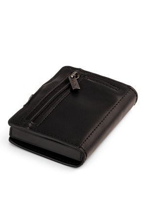 Portafoglio in pelle nera con una tasca con zip, forma rettangolare, texture liscia, accentuato da hardware argentato e cuciture visibili.