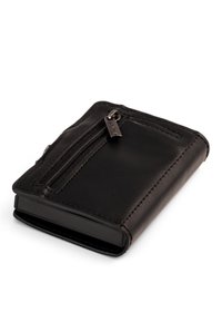 Portofel din piele neagră, cu un compartiment cu fermoar, de formă rectangulară, cu o textură netedă, accentuat de accesorii din metal argintiu și cusături vizibile.