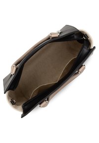 Sac à main noir et beige avec un extérieur en cuir lisse, deux poignées supérieures et un intérieur spacieux doublé de tissu comportant plusieurs poches.