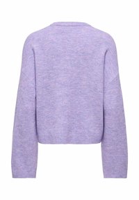 Pull court en lavande claire, confectionné dans un tissu doux et texturé. Il présente des épaules tombantes et un col rond.