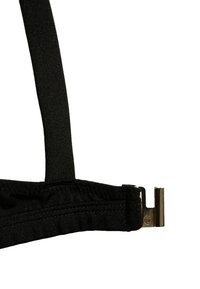 Cinghia in tessuto nero con texture liscia, dotata di una fibbia metallica e cuciture pulite, progettata per una vestibilità regolabile.