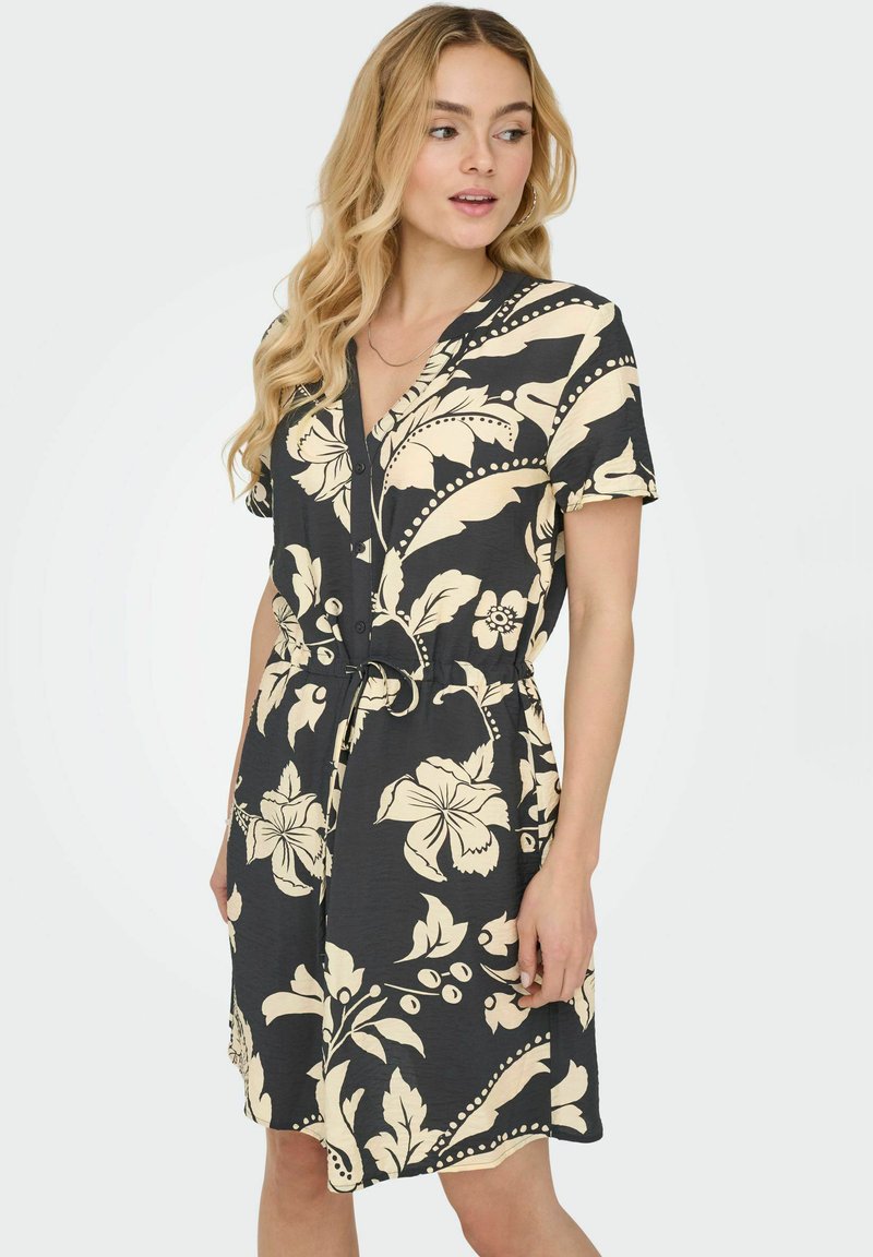 Φλοράλ φόρεμα σε σκούρο γκρι με κρέμες λουλούδια. Διαθέτει V λαιμόκοψη, κοντά μανίκια, κουμπιά μπροστά και σφιχτή μέση.