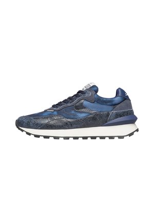 Sneaker blu navy con pelle testurizzata, accenti lisci, suola intermedia bianca e suola esterna nera in gomma. Presenta lacci e linguetta imbottita.