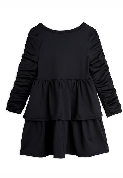 Μαύρο φόρεμα με μακριά κατσαρωτά μανίκια, στενή εφαρμογή στη μέση και φουσκωτή φούστα με επένδυση. Το ύφασμα φαίνεται μαλακό και λείο, κατάλληλο για καθημερινή χρήση.