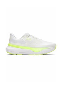 Zapatilla deportiva blanca con parte superior transpirable, que presenta un acento amarillo-verde brillante a lo largo de la entresuela y un patrón texturizado en la superficie.