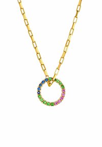 Collar de cadena de oro con un colgante circular adornado con piedras preciosas azules, verdes y rosas dispuestas en secciones.