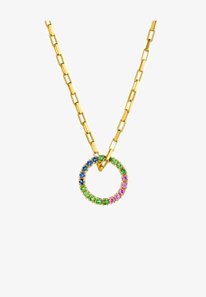 Collar de cadena de oro con un colgante circular adornado con piedras preciosas azules, verdes y rosas dispuestas en secciones.