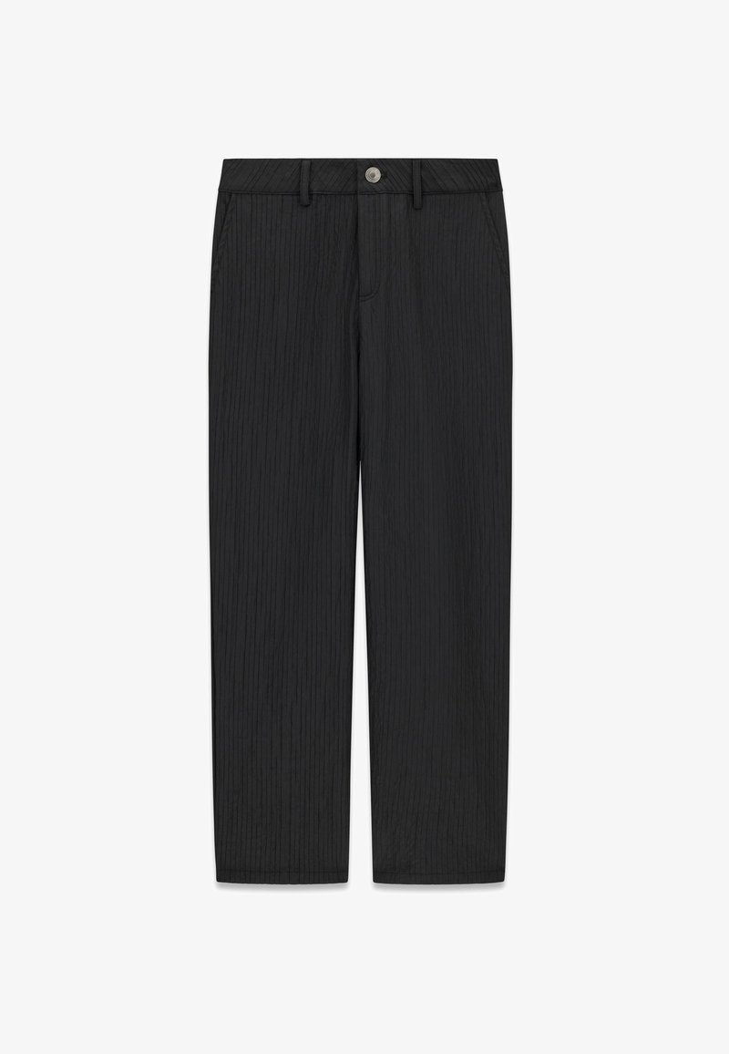 Pantalon noir droit avec une texture subtile à rayures verticales, fermeture par bouton, passants de ceinture et poches latérales sur fond blanc.
