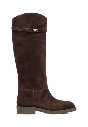 Hoher, dunkelbrauner Wildlederstiefel mit niedrigem Blockabsatz und goldfarbenem dekorativem Schnallengurt nahe dem oberen Rand