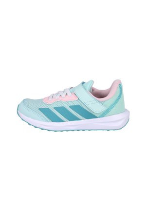 Zapatilla deportiva de color azul claro con parte superior de malla en verde menta y rosa, media suela blanca y suela de goma azul; cuenta con una correa ajustable de Velcro.