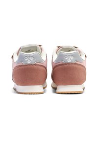 Baskets rose clair avec des accents gris, en matière suédée et en cuir, de forme arrondie, avec des lacets blancs et une semelle texturée pour une meilleure adhérence.