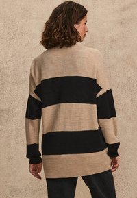 Next REGULAR FIT - Cardigan - black and camel brown stripe