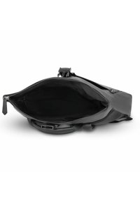 Schwarze Lederhandtasche mit einem Reißverschluss, die ein geräumiges Innenleben und eine glatte Oberfläche bietet. Enthält verstellbare Träger und ein minimalistisches Design.
