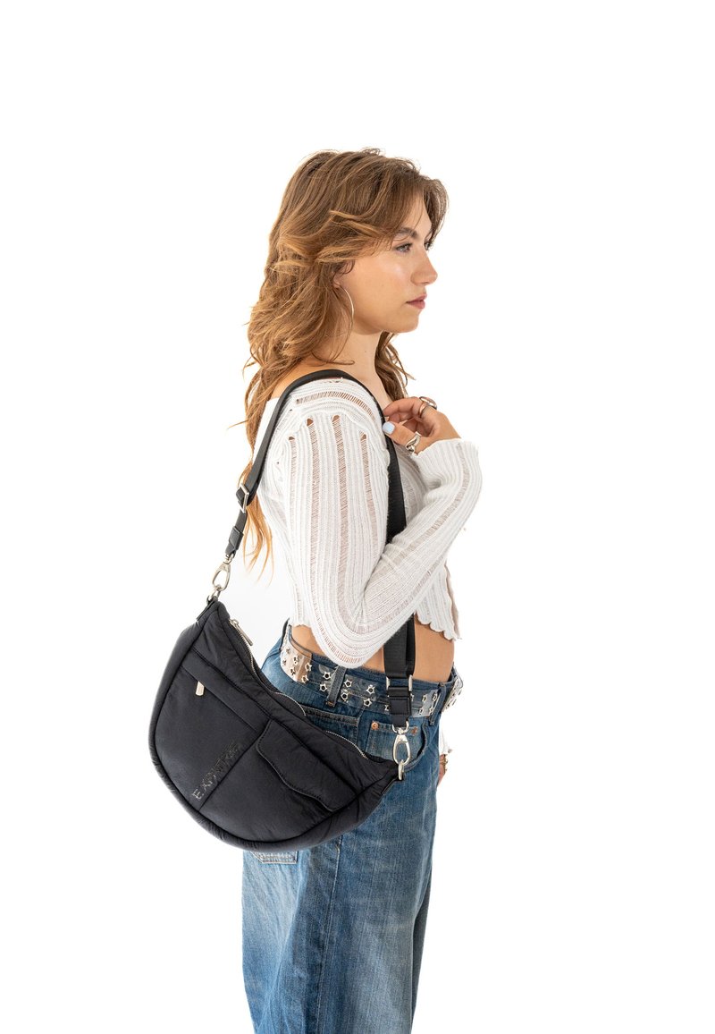 Borsa a spalla nera imbottita con tracolla regolabile, caratterizzata da una texture liscia e una tasca con zip sul davanti. Forma curva elegante.