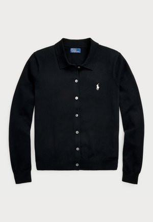 Černý kardigan vyrobený z měkkého materiálu, s polo límečkem, zapínáním na knoflíky a malým vyšitým logem na hrudi. Hladká textura.