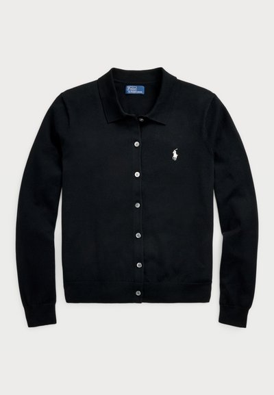 Musta neule Cardigan pehmeistä materiaaleista, jossa on polo-kaulus, nappi etuosa ja pieni brodeerattu logo rinnassa. Sileä tekstuuri.