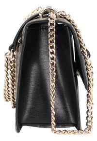 Bolso de mano de cuero negro texturizado visto de lado con una correa de cadena dorada pasada por anillos metálicos.