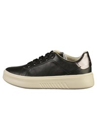 Baskets en cuir noir avec une épaisse semelle crème, bout rond et six œillets. Présente un accent métallique au talon et des panneaux latéraux texturés.