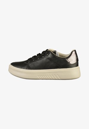 Schwarzer Ledersneaker mit dicker cremefarbener Sohle, runder Zehenpartie und sechs Ösen. Mit einem metallischen Akzent an der Ferse und strukturierten Seitenpaneelen.