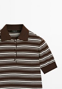 Brun og hvid stribet polo shirt med krave, korte ærmer, fire-knaps lukning og ribbet stofstruktur.