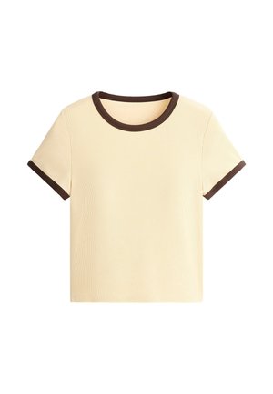 T-shirt court côtelé crème à manches courtes avec un col rond marron foncé et des poignets de manches sur fond blanc.