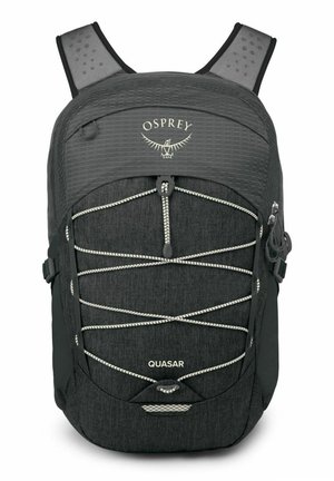 Sac à dos noir Osprey Quasar avec bretelles réglables, grille élastique frontale et poche latérale zippée.