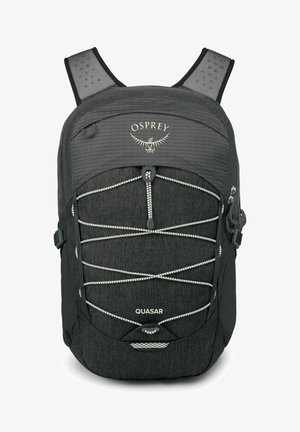 Sac à dos noir Osprey Quasar avec bretelles réglables, grille élastique frontale et poche latérale zippée.