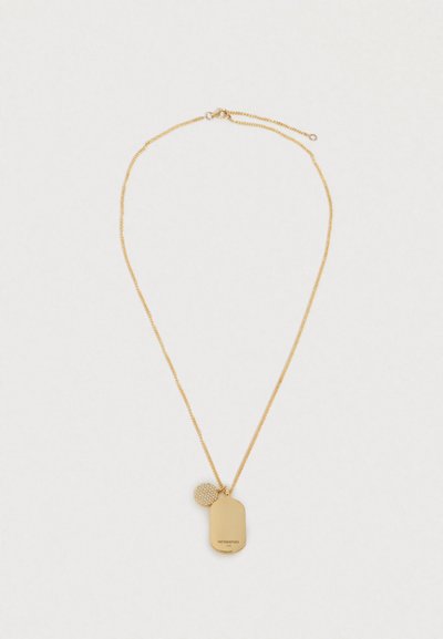 Zlatý retiazkový náhrdelník s dvoma príveskami: jeden okrúhly s malými kryštálmi, druhý obdĺžnikový s rytinou "PATTARAPHAN 14K," na bielom pozadí.