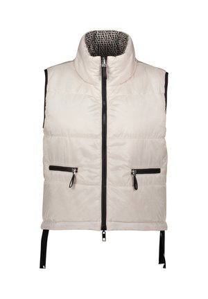 Pikowana kamizelka bez rękawów w jasnym kremowym kolorze z wysokim kołnierzem, czarnymi kieszeniami na zamek i wzorzystą czarną podszewką. Posiada regulowane boczne paski.
