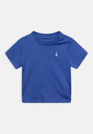 Blå kortærmet baby T-shirt med rund halsudskæring, to skulderknapper og lille hvid broderet hestelogo på brystet.