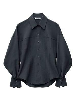 Chemise noire oversize à boutons avec col large, manches longues bouffantes et coutures ajustées à la taille et à la poitrine.