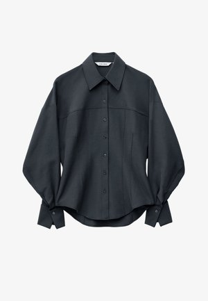 Chemise noire oversize à boutons avec col large, manches longues bouffantes et coutures ajustées à la taille et à la poitrine.