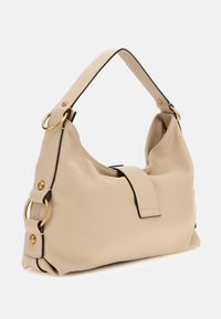Borsa a mano in pelle beige con superficie texture, dettagli in hardware dorato e cuciture nere. Presenta una tracolla singola e un design morbido.