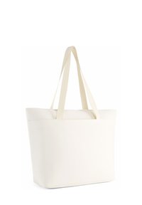 Biely tote bag s jednoduchým obdĺžnikovým dizajnom, vyrobený z mäkkej tkaniny, so širokými plochými ušami a bez viditeľných vzorov alebo kovania.
